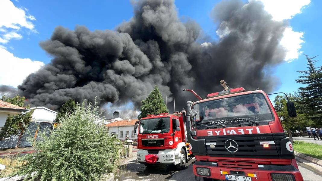 Kayseri'de sünger fabrikasında büyük yangın: Bir saatte kontrol altına alındı 14